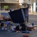 Vândalos flagrados derrubando lixo nas ruas; Prefeitura faz BO para saber quem mandou