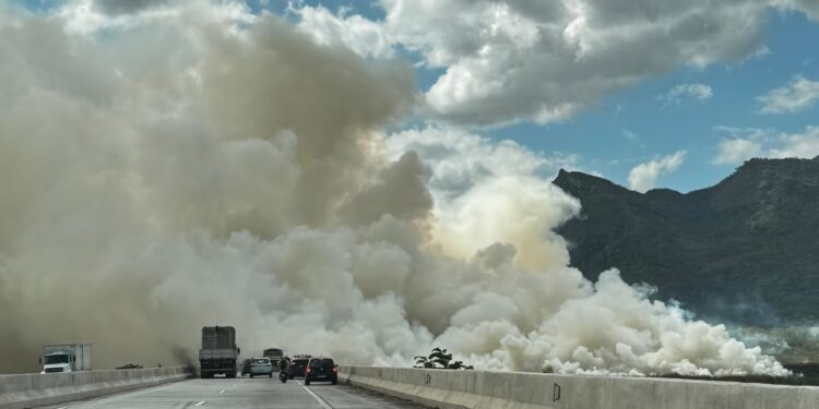 Contorno de Vitória: fumaça causa engavetamento e rodovia é  fechada