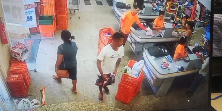 Polícia prende em flagrante homem que assaltou supermercado em Pinheiros Polícia prende em flagrante homem que assaltou supermercado em Pinheiros
