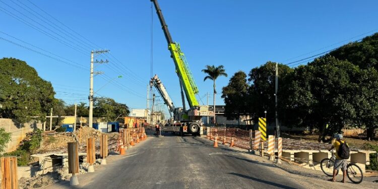 Verão com menos trânsito: ponte de Guriri recebe vigas de concreto e será entregue em setembro