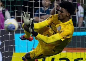Hugo Souza pega três  pênaltis e classifica o Corinthians na Sul-Americana
