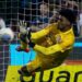 Hugo Souza pega três  pênaltis e classifica o Corinthians na Sul-Americana