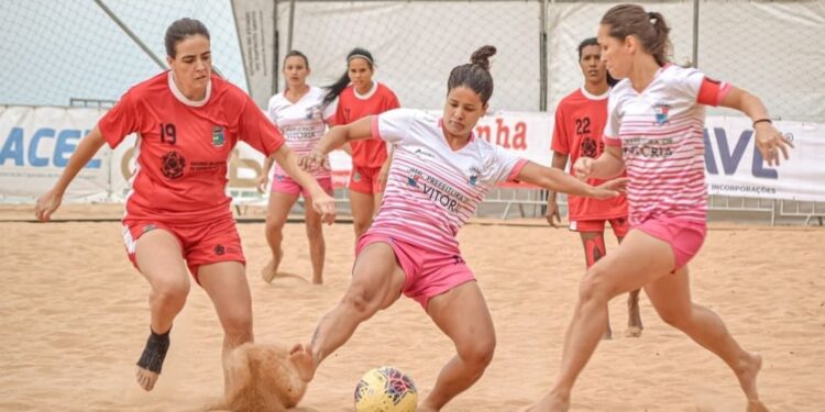 Estadual de beach soccer masculino e feminino começa neste sábado (10), em Vitória