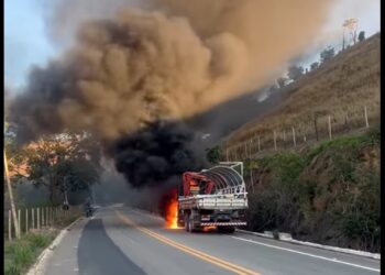 Após vazamento de combustível, caminhão pega fogo no interior de Barra de São Francisco; assista ao vídeo
