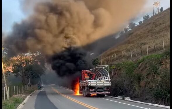 Após vazamento de combustível, caminhão pega fogo no interior de Barra de São Francisco; assista ao vídeo