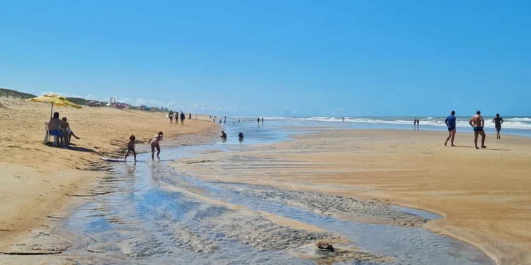 Morador em situação de rua é encontrado morto em orla da praia de Guriri, em São Mateus