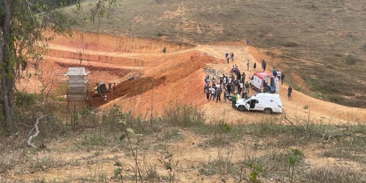 Uma pessoa morre e outra fica ferida após soterramento em Águia Branca Uma pessoa morre e outra fica ferida após soterramento em Águia Branca