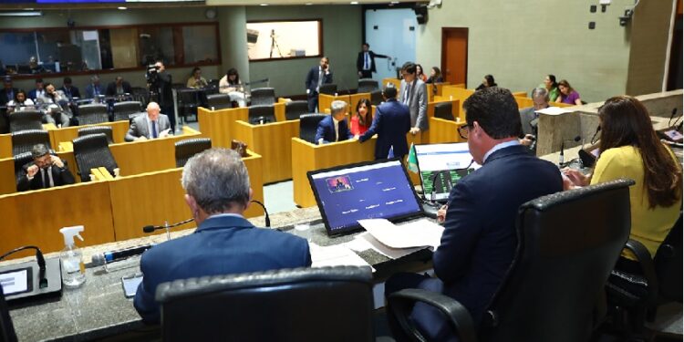 Análise de vetos do governador tranca a pauta na Assembleia Legislativa Análise de vetos do governador tranca a pauta na Assembleia Legislativa