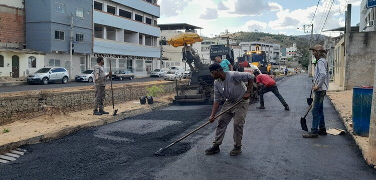 Obras de pavimentação da Avenida Prefeito Adelino Coimbra seguem adiantadas em Barra de São Francisco