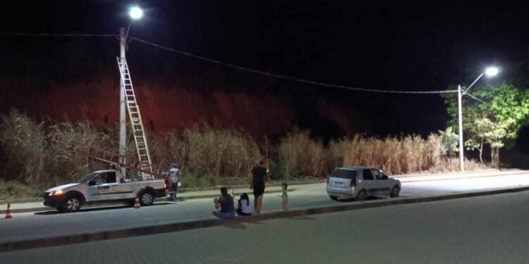Avenida Calos Valle, em Barra de São Francisco, recebe nova iluminação