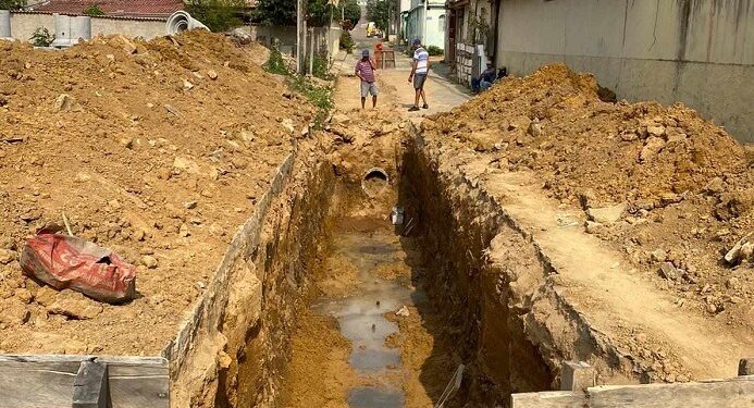 Prefeitura de Barra de São Francisco realiza obra de drenagem em rua de Irmãos Fernandes para evitar alagamentos Prefeitura de Barra de São Francisco realiza obra de drenagem em rua de Irmãos Fernandes para evitar alagamentos