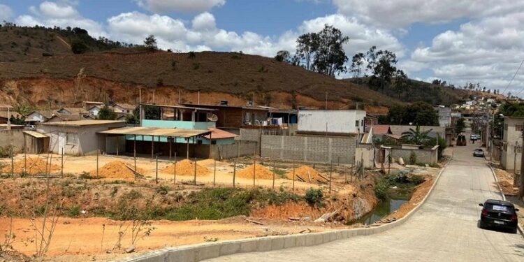 Calçamento da Rua Ozeias Rezende é concluída no bairro Vila Vicente em Barra de São Francisco Calçamento da Rua Ozeias Rezende é concluída no bairro Vila Vicente em Barra de São Francisco