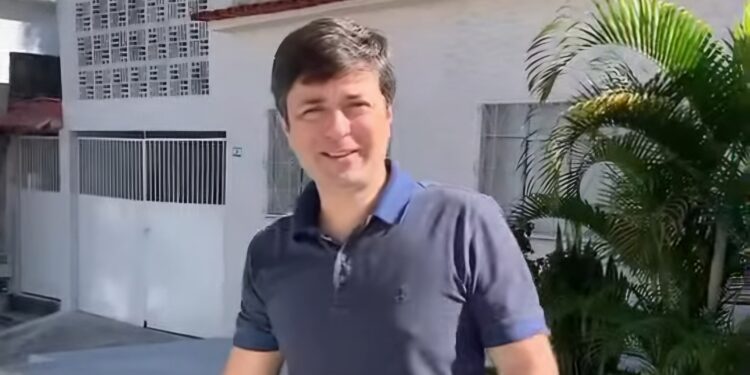 PL tenta salvar o anel para não perder os dedos