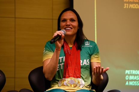 Tânia Rêgo/Agência Brasil Rio de Janeiro (RJ), 20/09/2024 - A nadadora Carol Santiago fala durante encontro com os atletas do Time Petrobras que competiram nas Paralimpíadas de Paris 2024. Foto: Tânia Rêgo/Agência Brasil