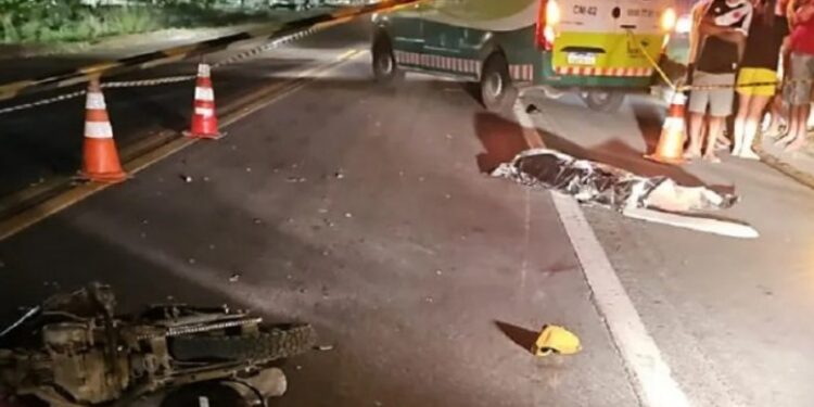 Motociclista morre em acidente com caminhonete na BR 101, em Linhares