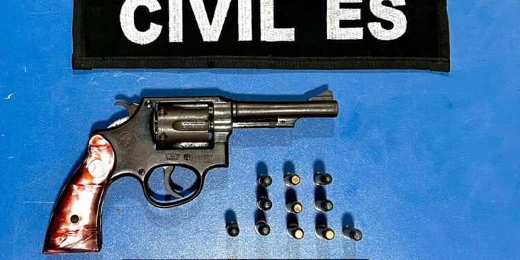 Polícia prende suspeito e apreende arma de fogo em São Mateus Polícia prende suspeito e apreende arma de fogo em São Mateus
