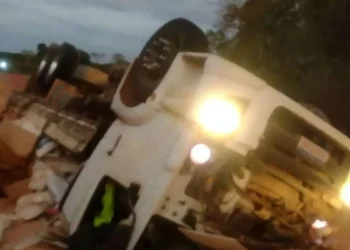 Caminhão tomba e deixa uma pessoa ferida na ES 137, em Nova Venécia
