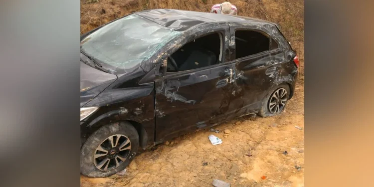 Mulher fica ferida após capotar carro em São Gabriel da Palha