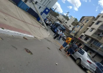 Carro colide com poste e deixa mais de 100 imóveis sem energia em Colatina