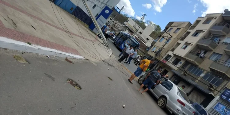 Carro colide com poste e deixa mais de 100 imóveis sem energia em Colatina Carro colide com poste e deixa mais de 100 imóveis sem energia em Colatina