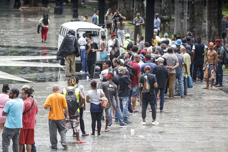 Paulo Pinto/Agência Brasil São Paulo (SP) 21/02/2024 - Estudo da UFMG mostra aumento do número de moradores de rua na capital. Moradores de rua recebem comida na Sé em SP.
Foto: Paulo Pinto/Agência Brasil