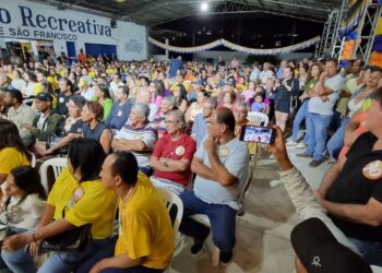 Multidão participa de encontro com Enivaldo na Associação Banestes