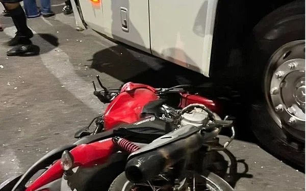 Acidente entre moto e ônibus em cruzamento de Linhares deixa um ferido