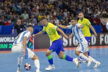 Leto Ribas/CBF Uzbequistão, 06/10/2024 - Copa do mundo de futsal Lance da partida entre Brasil contra a seleção da Argentina. Foto: Leto Ribas/CBF