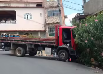 Caminhão desce ladeira desgovernado, atropela motociclista e bate em carros em Colatina
