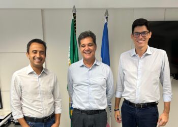 Mazinho e Scaramussa, prefeito eleito, tentam salvar os voos da Azul de Linhares para BH