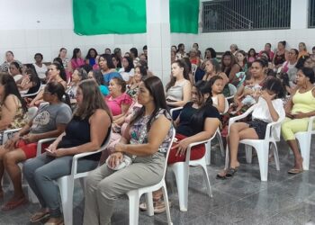 Prefeitura de Barra de São Francisco promove palestra sobre o Outubro Rosa para mulheres do bairro Vila Landinha