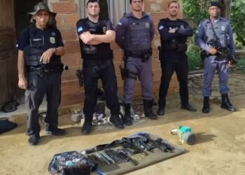Arsenal de armas encontrado em geladeira tem ligação com assassinato de suplente de vereador em Vila Valério