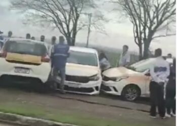 Três carros de autoescolas se envolvem em acidente em Nova Venécia; veja o vídeo