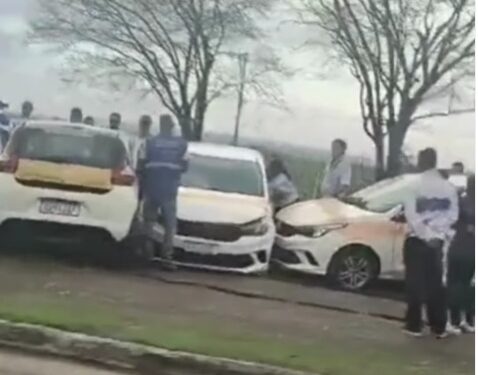 Três carros de autoescolas se envolvem em acidente em Nova Venécia; veja o vídeo Três carros de autoescolas se envolvem em acidente em Nova Venécia; veja o vídeo