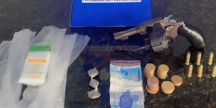 Polícia apreende arma e drogas após denúncia de invasão de residência em Mantenópolis