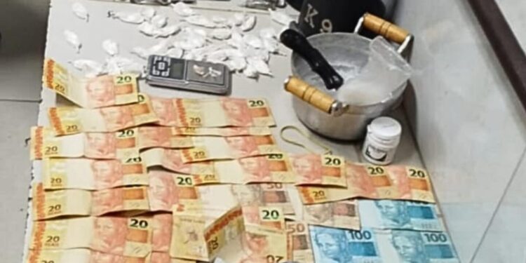 Em operação conjunta, PC e PM apreendem drogas no bairro Irmãos Fernandes, em Barra de São Francisco