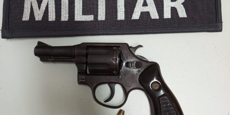 Menor é apreendida com arma e munições escondidas em botas de cano longo em Água Doce do Norte Menor é apreendida com arma e munições escondidas em botas de cano longo em Água Doce do Norte