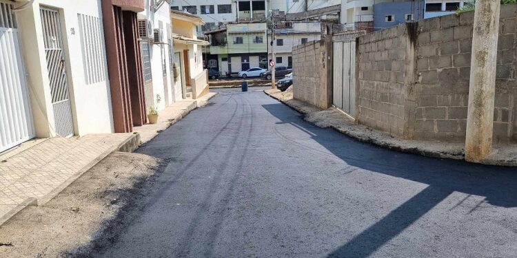 Mais três trechos de ruas receberam pavimentação asfáltica em Barra de São Francisco Mais três trechos de ruas receberam pavimentação asfáltica em Barra de São Francisco