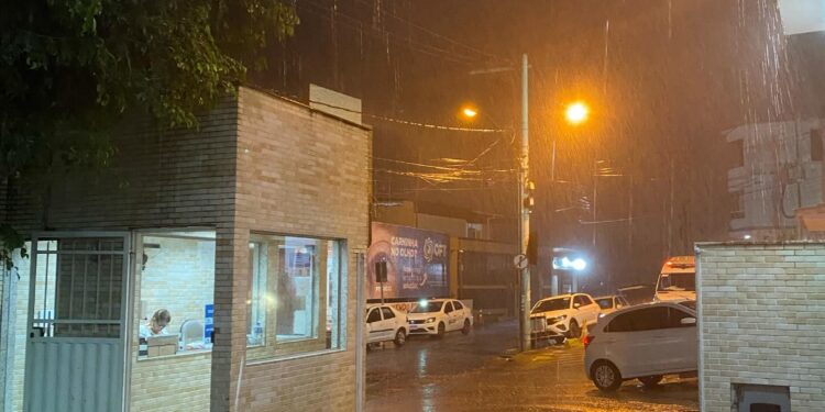 População comemora chuva, mas temperatura volta a subir em Barra de São Francisco População comemora chuva, mas temperatura volta a subir em Barra de São Francisco