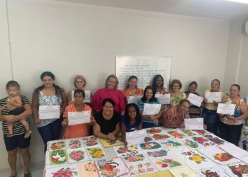 CRAS de Barra de São Francisco entrega 70 certificados de oficinas gratuitas de pintura em tecido e patch aplique