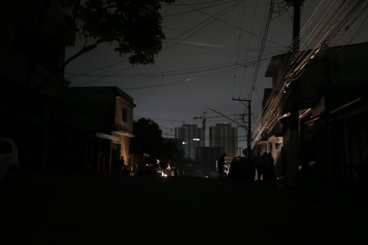 Paulo Pinto/Agência Brasil São Paulo (SP), 13/10/2024 -.Avenida Padre Arlindo Vieira no bairro do Jabaquara sem energia elétrica desde sexta-feira devido as chuvas,.Foto: Paulo Pinto/Agência Brasil