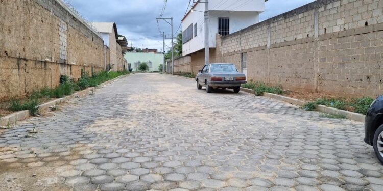 Novas ruas recebem calçamento no bairro Nova Barra em Barra de São Francisco