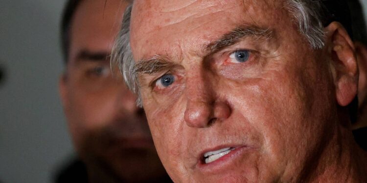 Bolsonaro pode ter prisão preventiva decretada ao manifestar intenção de fugir