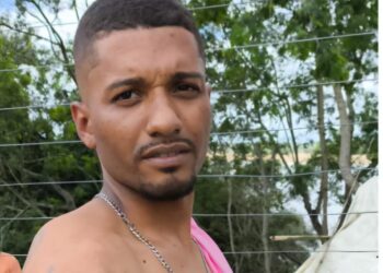 Usuários de drogas detidos com carro da vítima confessam assassinato de motorista de aplicativo; veja vídeo
