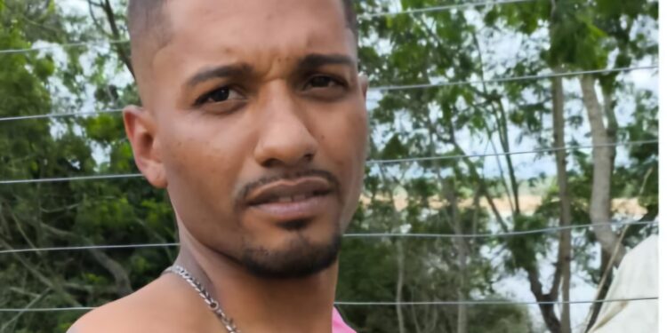 Usuários de drogas detidos com carro da vítima confessam assassinato de motorista de aplicativo; veja vídeo Usuários de drogas detidos com carro da vítima confessam assassinato de motorista de aplicativo; veja vídeo