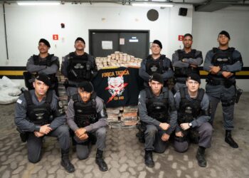Mazinho homenageia policiais que apreenderam mais de 3 toneladas de drogas