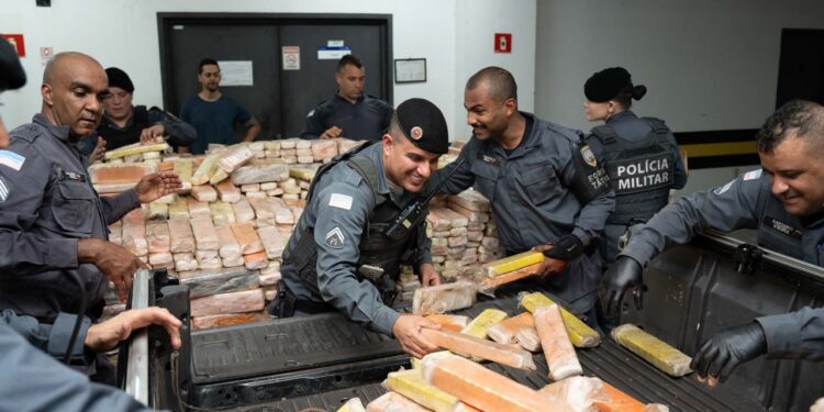 Motorista confessa que saiu do Paraná com carga de frango para o Rio e só veio ao ES trazer quase 3t de maconha Motorista confessa que saiu do Paraná com carga de frango para o Rio e só veio ao ES trazer quase 3t de maconha
