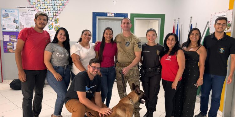 Patrulha Canina: Polícia Civil leva cães em escolas de Barra de São Francisco e encanta alunos Patrulha Canina: Polícia Civil leva cães em escolas de Barra de São Francisco e encanta alunos