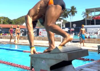 Clube AEST ganha mais de 30 medalhas de ouro em torneios de natação no Álvares Cabral