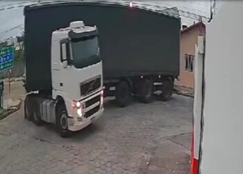 Vídeo mostra carreta destruindo casa e ferindo criança durante manobra em Montanha